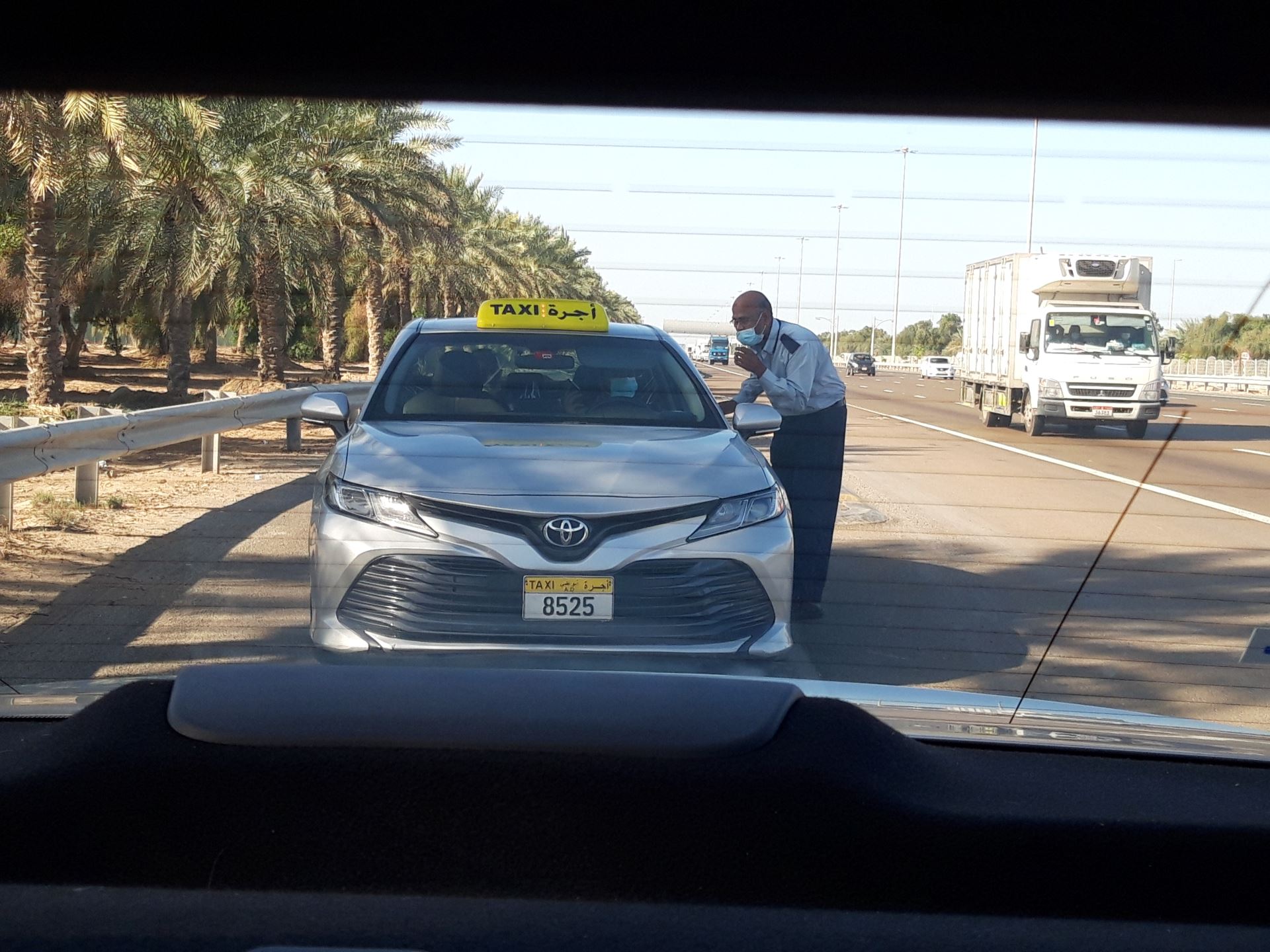 Porada taxikářů v půli cesty.